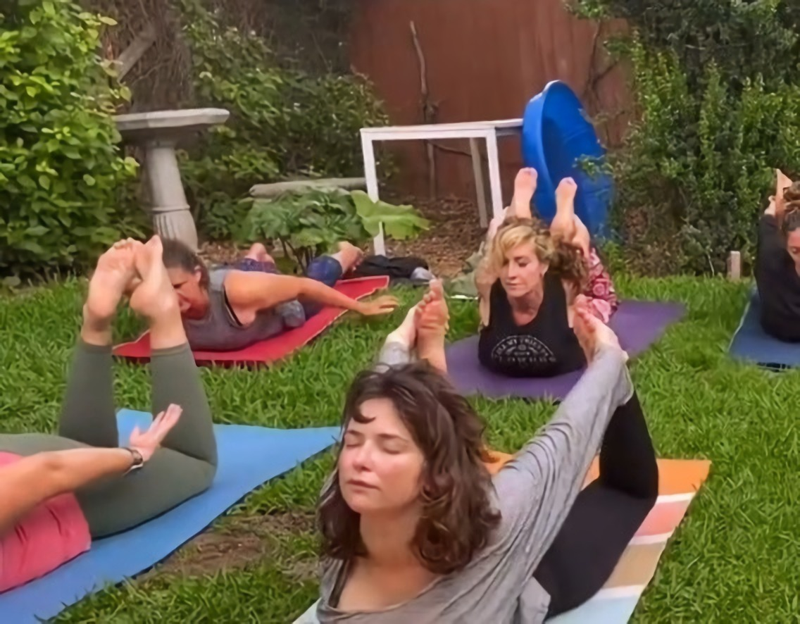 Milana Vayntrub Feet pics in a group in Yoga